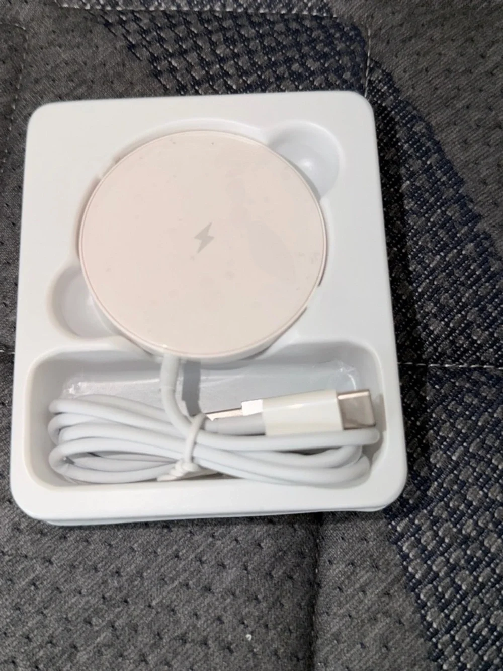 White Wireless Magnetic Phone Charger Pad - Fast Charging